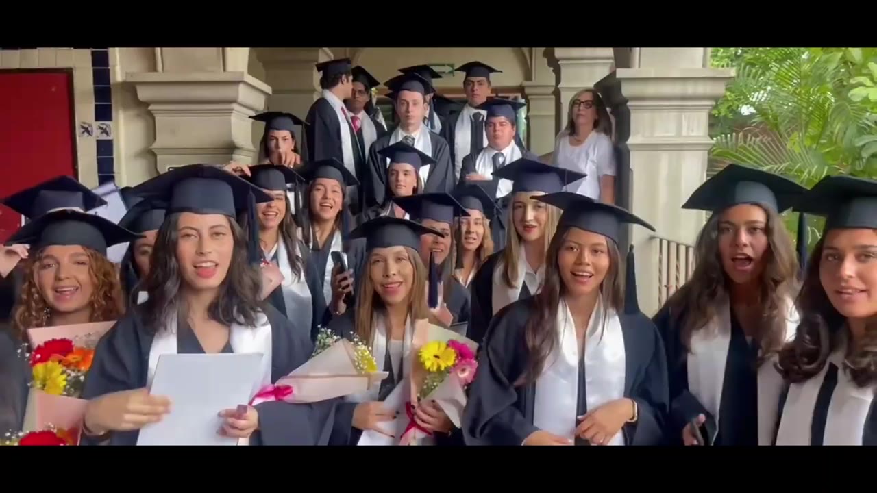 Graduados con su diploma