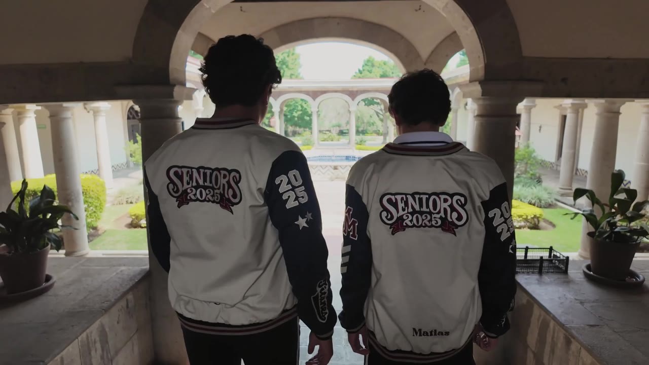 Estudiantes en los arcos del colegio