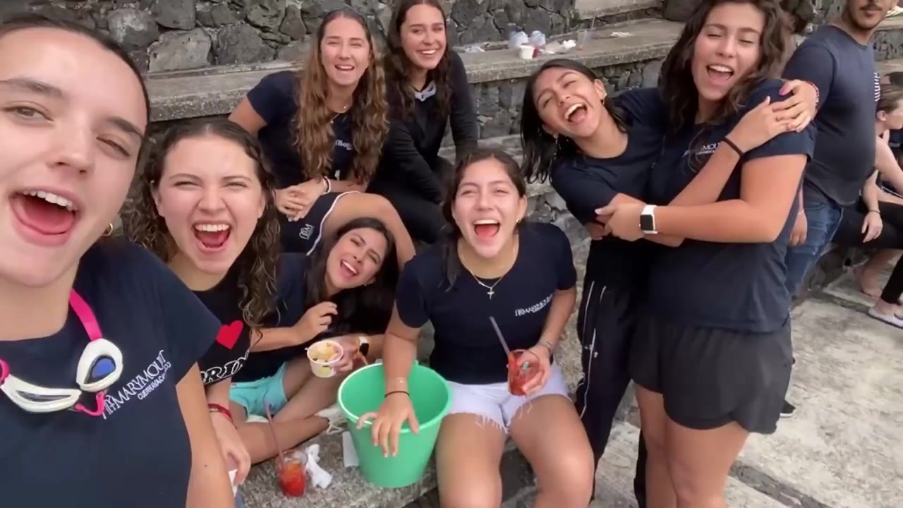 Compañeras riendo